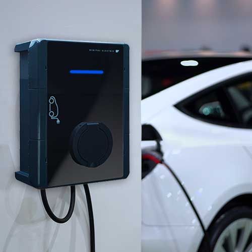 Borne de recharge pour véhicule électrique Digital Electric prise T2 16A 11kW coloris noir - photo ambiance garage résidentiel