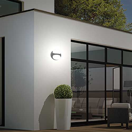 Cette applique extérieure Arlux Kaffa permet d'éclairer vos extérieurs tout en apportant une touche décorative à votre installation électrique extérieure.