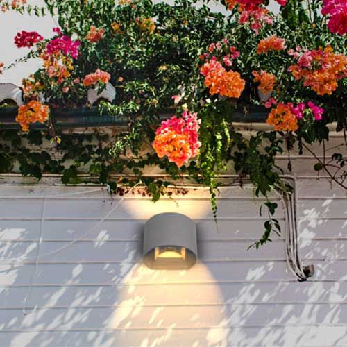 Mettez en valeur différents éléments de votre décoration de façade avec cette applique lumineuse LED Arlux Spezia.