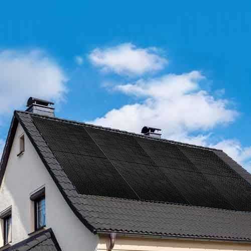 Panneau solaire monocristallin ELECTROLUX 375Wc noir - image extérieur d'un toit