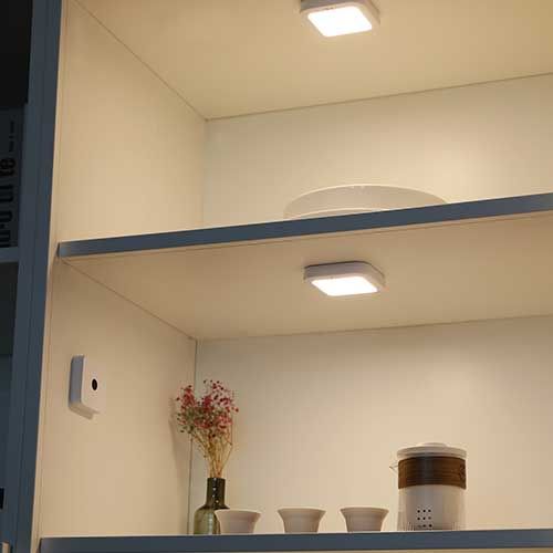 Réglette LED carré blanc GAO magnétique et rechargeable par USB dans intérieur meuble cuisine