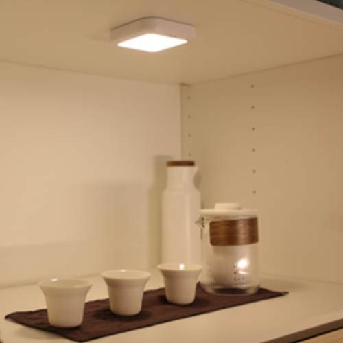 Deux réglettes LED carré blanc GAO magnétique et rechargeable par USB dans intérieur meuble cuisine