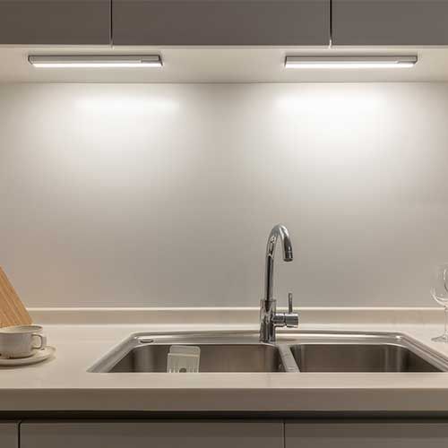 Réglette LED GAO rechargeable par USB fixation sous meuble - photo ambiance cuisine