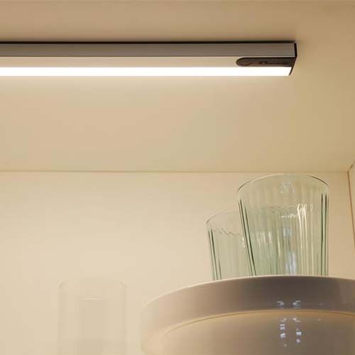 Réglette LED GAO rechargeable par USB fixation sous meuble - photo ambiance placard intérieur