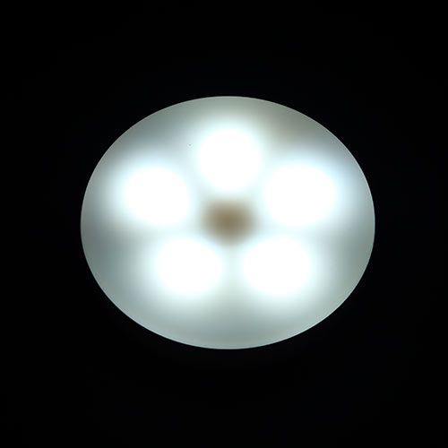 Lampe LED ronde blanche GAO allumage par push - photo lampe allumée sur fond noir