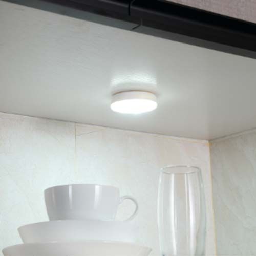 Lampe LED ronde blanche GAO allumage par push - photo lampe allumée sur fond gris