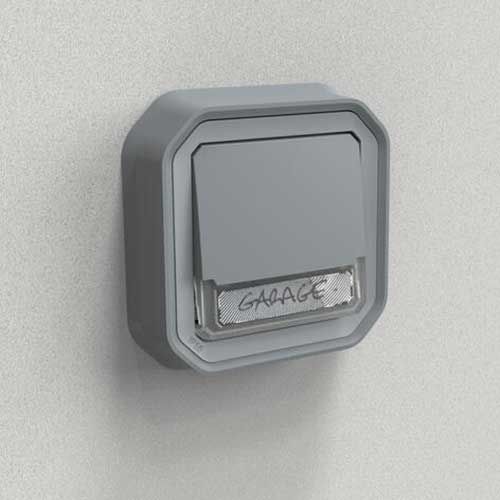 Bouton poussoir gris étanche avec porte étiquette lumineux Legrand Plexo - photo ambiance