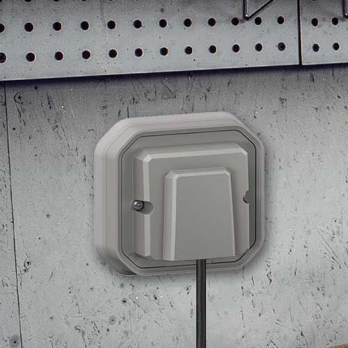 Sortie de câble étanche Legrand Plexo coloris gris pose encastrée sur mur gris