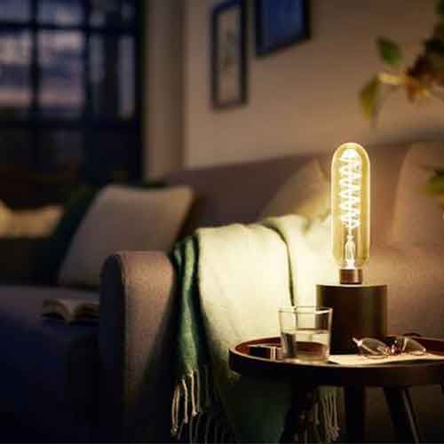 PHILIPS Vintage Ampoule LED filament dimmable E27 230V 7W(=40W) 470lm 1800K LEDbulb Giant tube - photo ambiance salon avec ampoule allumée