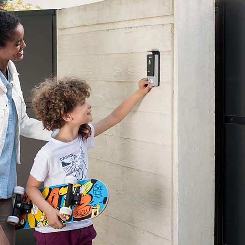 La platine de rue avec caméra intégrée est connectée à votre smartphone, et vous alerte lorsqu'une personne sonne à votre porte.