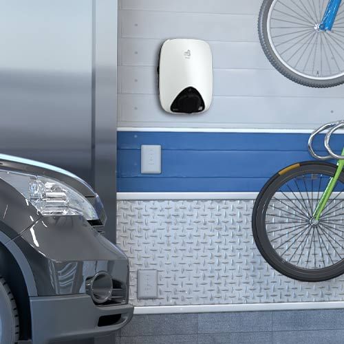 Borne de recharge pour voiture électrique Schneider EVlink Home prise T2S coloris blanc - photo ambiance installation murale garage