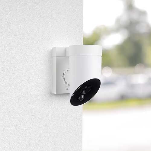 Installées sur un mur extérieur de votre résidence, ces caméras de surveillance Somfy disposent de la détection infrarouge et un champ de vision de 130°