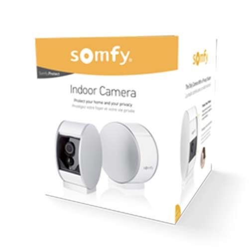 Le pack de la caméra de surveillance intérieure SOMFY comprend un câble d'alimentation, un support de pose, une notice et la caméra