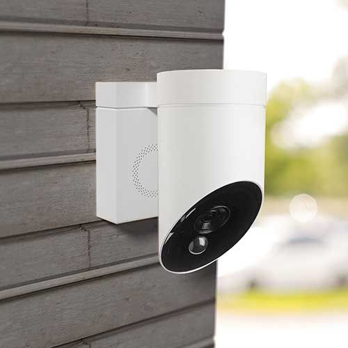 Cette caméra de vidéosurveillance extérieure Somfy s'installe sur un mur vertical extérieur de votre logement