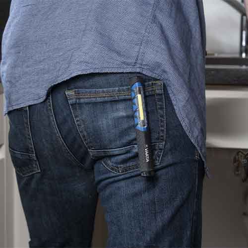 VARTA Lampe torche de poche WORK FLEX Pocket Light + 3AAA  dans poche arrière d'un jean