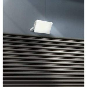 Projecteur LED extérieur Arlux Kreon blanc installé sur une façade extérieure
