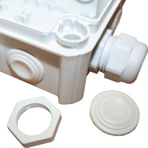 Presse étoupe Batilec vissé à une boite de dérivation