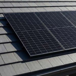 panneau solaire bi-verre bifacial Dualsun 500Wc installé sur un toit