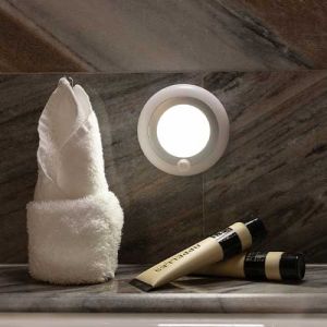 Spot LED GAO rechargeable USB et détecteur de mouvements 0.9W 80lm 3000K blanc - photo ambiance salle de bain