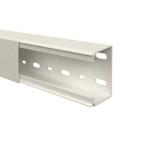 Cette moulure électrique GGK de 1.25m est pré- perforée pour simplifier sa pose par vis.