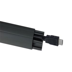 Ce cache câble TV adhésif permet de dissimuler les fils électriques raccordés à votre meuble TV, afin d'aérer votre espace.
