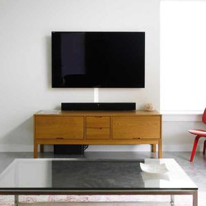 Ce cache cable adhésif GGK s'installe idéalement sur le mur derrière votre meuble TV