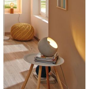 Lampe à poser Paulmann Neordic Ingram en béton gris idéale posée sur une table d'appoint dans un salon