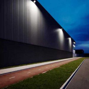 projecteur LED Philips 20W multi-CCT - photo bâtiment extérieur