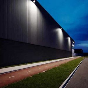Projecteur LED Philips Ledinaire All-in installé en façade d'un bâtiment