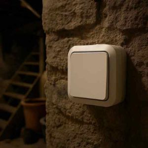 Bouton poussoir blanc étanche Quarx Aquapro - photo ambiance nuit