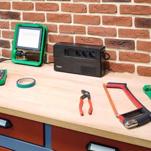 SCHNEIDER ONDULEUR EASY UPS BVS installé dans un atelier de travail