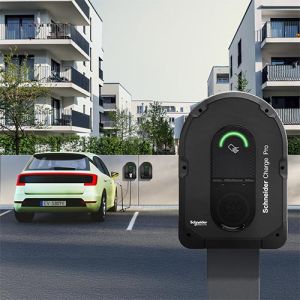 Borne de recharge Schneider Charge Pro dans un parking extérieur