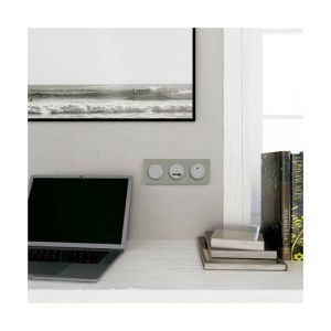 plaque 3 postes Schneider Odace Touch finition Kvadrat gris perle avec liseré aluminium - photo ambiance intérieur