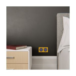 plaque 2 postes Schneider Odace Touch finition Kvadrat ocre avec liseré bleu cobalt - photo ambiance intérieur