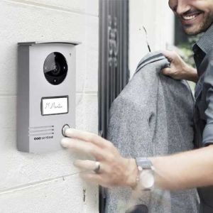 Homme sonnant à la platine de rue SCS Sentinel VisioDoor