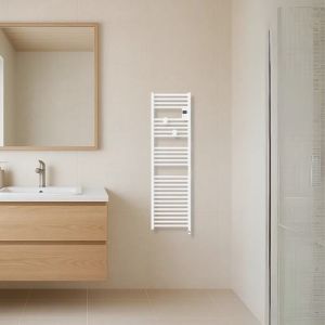 Sèche serviettes connecté étroit Thermor Riva 5 500W blanc brillant dans une salle de bain