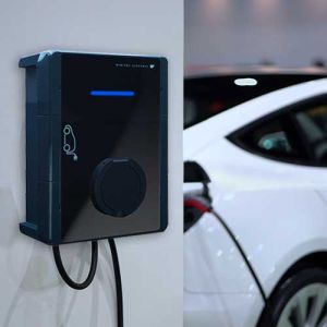 Borne de recharge voiture électrique prise type 2 32A 7,4kW coloris noir Digital Electric - photo ambiance garage résidentiel