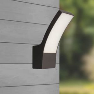 La gamme de luminaires extérieurs Arlux Curve affiche un style contemporain et sobre.