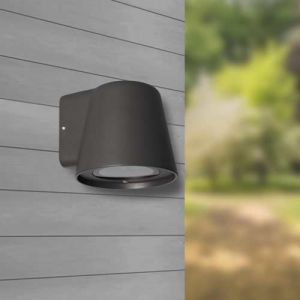 Cette petite applique pour permet d'éclairer l'extérieur de votre maison. Elle mesure 11cm de hauteur