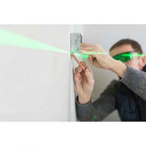 Image d'un homme utilisant le niveau laser vert croix + 2 points à batterie - STANLEY Fatmax