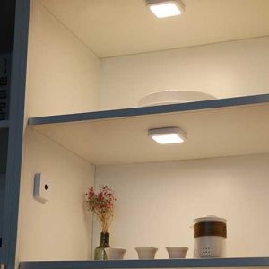 Réglette LED carré blanc GAO magnétique et rechargeable par USB dans intérieur meuble cuisine