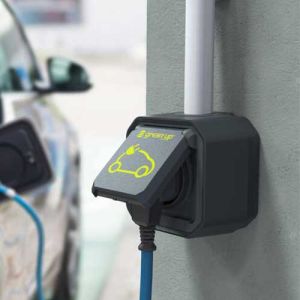 Prise pour recharge de véhicule électrique anthracite étanche Legrand Plexo - photo ambiance