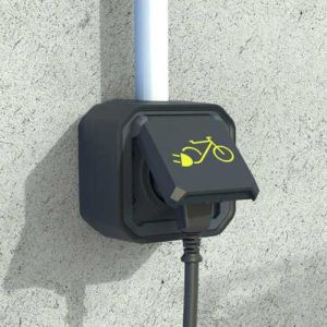 Prise de courant 2P+T complète étanche anthracite Legrand Plexo pour recharge vélo électrique - photo ambiance