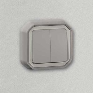 Interrupteur double va et vient ou bouton poussoir encastré complet étanche gris IP55 Legrand Plexo - photo ambiance
