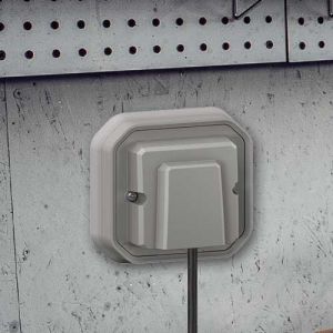 Sortie de câble étanche Legrand Plexo coloris gris pose encastrée sur mur gris