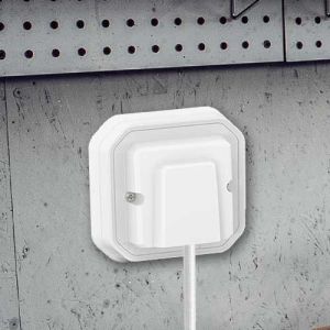Sortie de câble blanche étanche Legrand Plexo livrée complète - photo ambiance sur mur gris