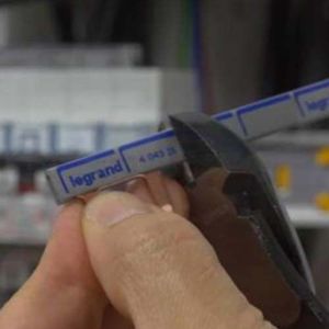 LEGRAND Peigne universel d'alimentation Ph+N 18 modules découpable - photo du peigne avec pince coupante