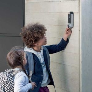 Image de deux enfants devant une maison utilisant le badge PHILIPS RFID WelcomEye tag
