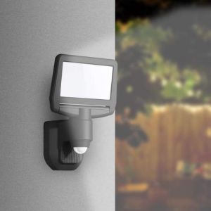 A installer en applique sur un mur extérieur de votre maison, ce projecteur solaire à LED dispose d'un détecteur de mouvement infrarouge.