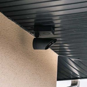 A la fois discrète et dissuasive, cette caméra de surveillance Somfy s'installe idéalement sous le débord de votre toit pour la protéger